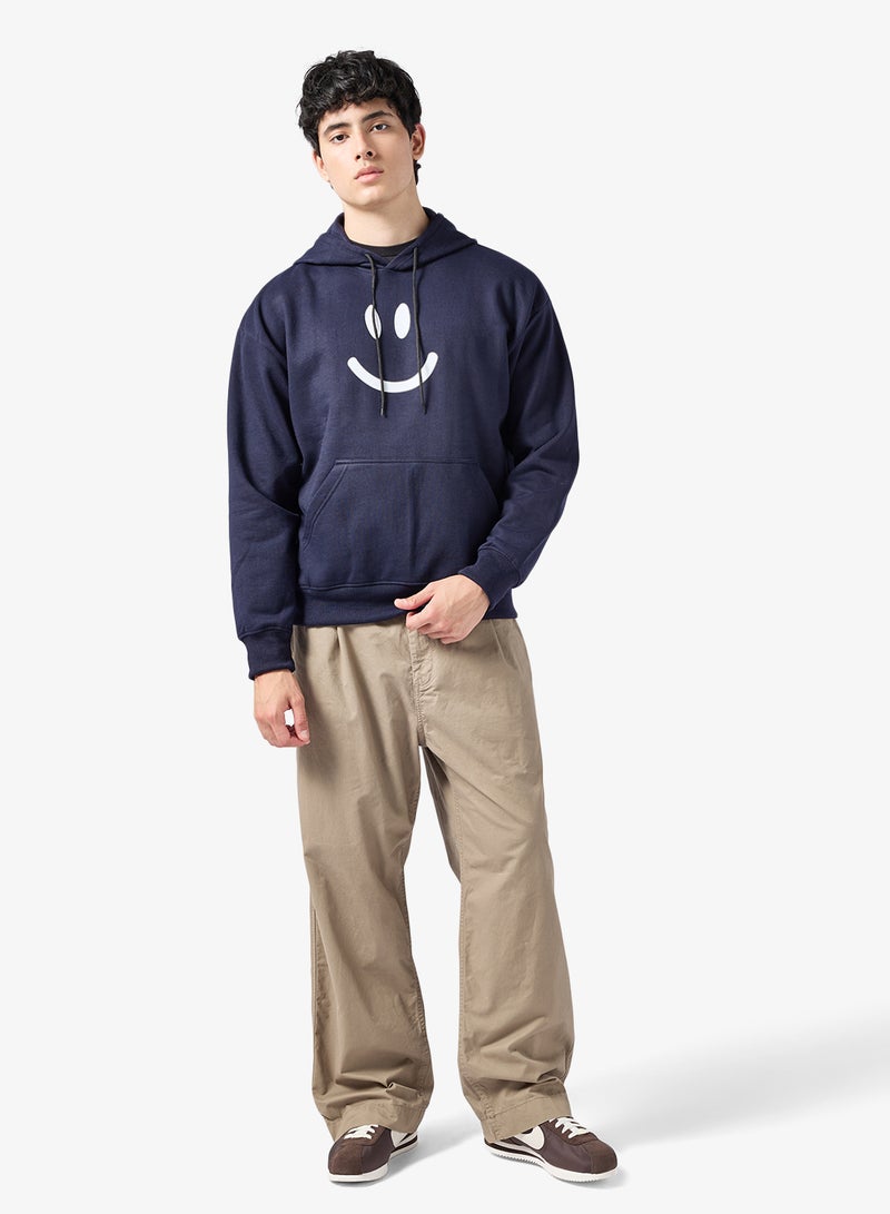 سفنتي فايف بيسيكس هودي بطبعة جرافيك - Image 4