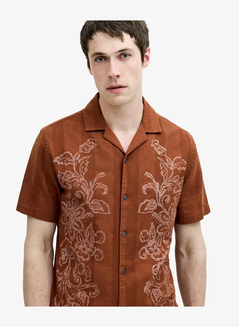 فرنش كونكشن Men's Shortst Sleeve Dobby Brown Floral Print Holiday Shirt