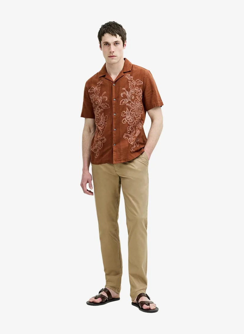 فرنش كونكشن Men's Shortst Sleeve Dobby Brown Floral Print Holiday Shirt