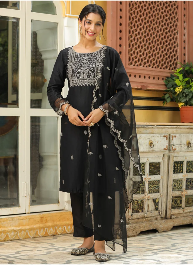 Janasya Janasya Embroidered Straight Kurta and Trousers with Dupatta Set