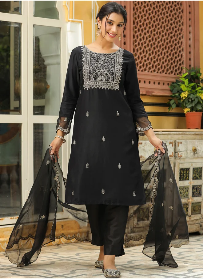 Janasya Janasya Embroidered Straight Kurta and Trousers with Dupatta Set