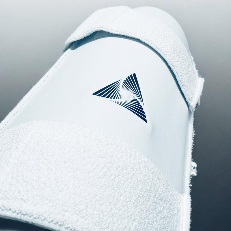 CONSTANT وسادة فخذ كريكيت إصدار اللاعب (جلد) (أبيض، حجم رجال، يد يمنى) - Image 3