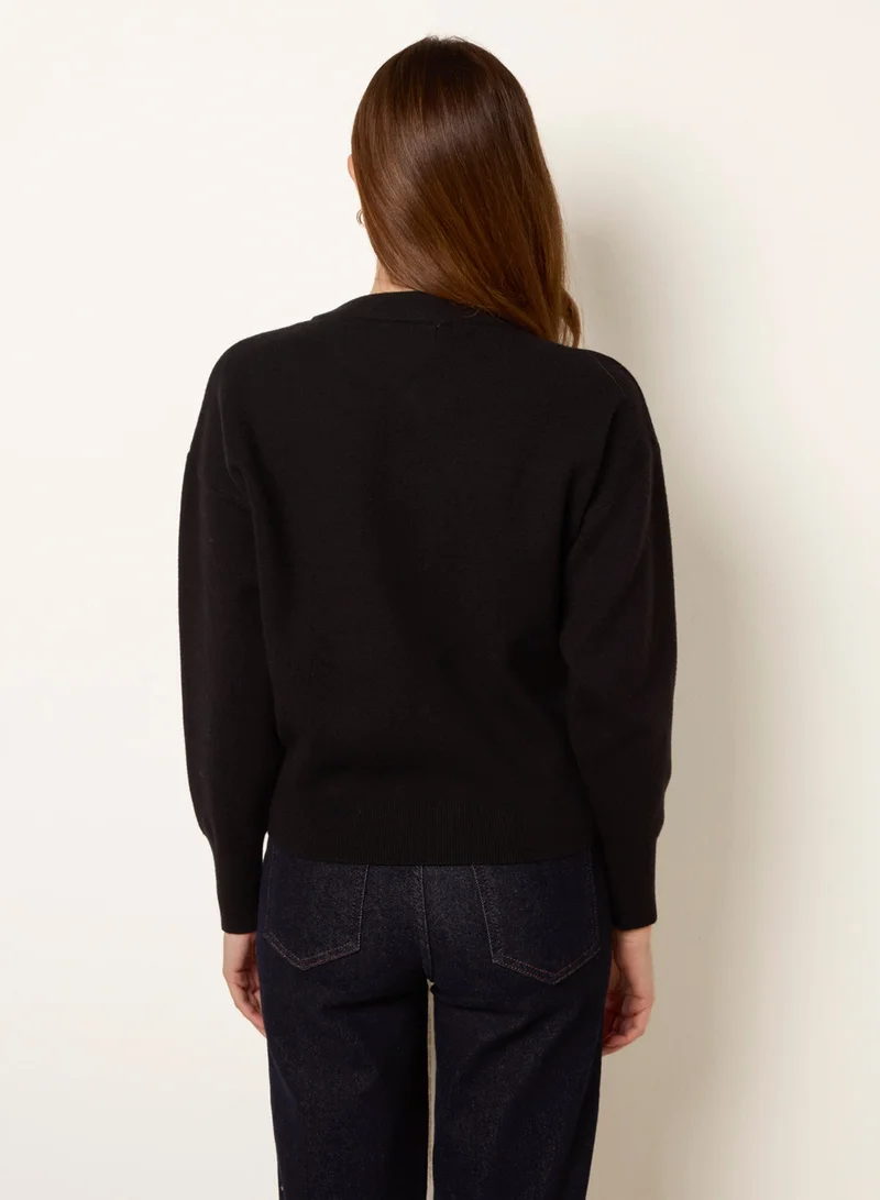 بلو فانيلا كارديجان بأزرار على شكل زهرة ذهبية