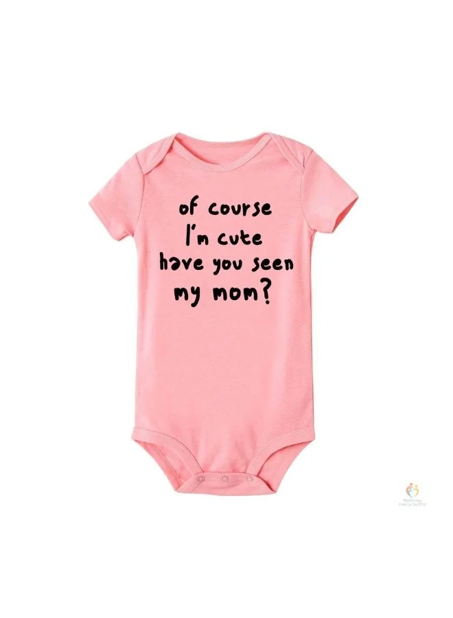 ماتشينج فاميلي اوتفيتس رومبير أطفال - بالطبع أنا لطيف، هل رأيتم أمي؟ بدلة مطبوعة | جمبسوت قطني ناعم ومرح لحديثي الولادة للأولاد والبنات