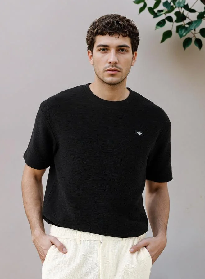 ايكونيك تي شيرت واسع مع شارة