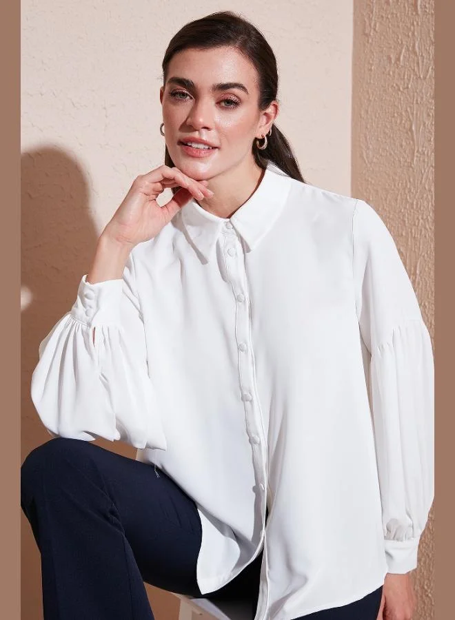 ليلا قميص نسائي بأكمام بالون وياقة سادة وتفاصيل خياطة مقاس عادي
