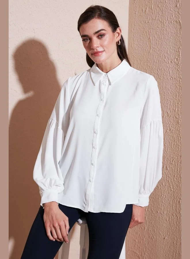 ليلا قميص نسائي بأكمام بالون وياقة سادة وتفاصيل خياطة مقاس عادي