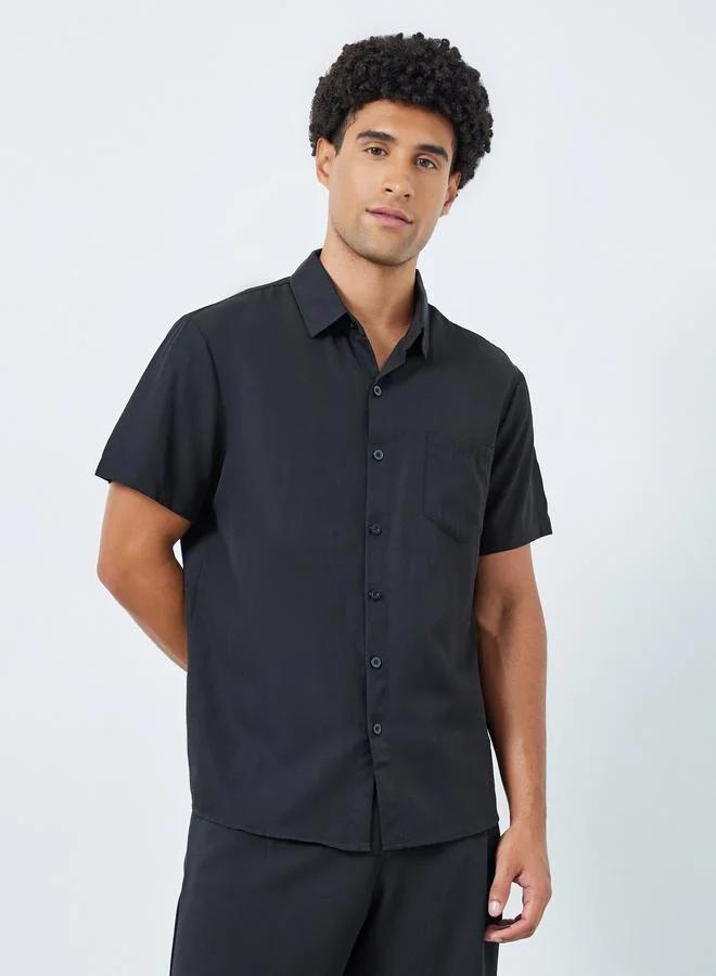 تايك تو قميص رجالي أسود بأكمام قصيرة وجيب