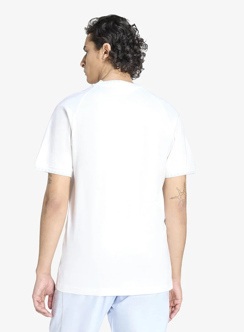 اديداس اوريجينالز تيشيرت بياقة مصممة وخطوط صدر