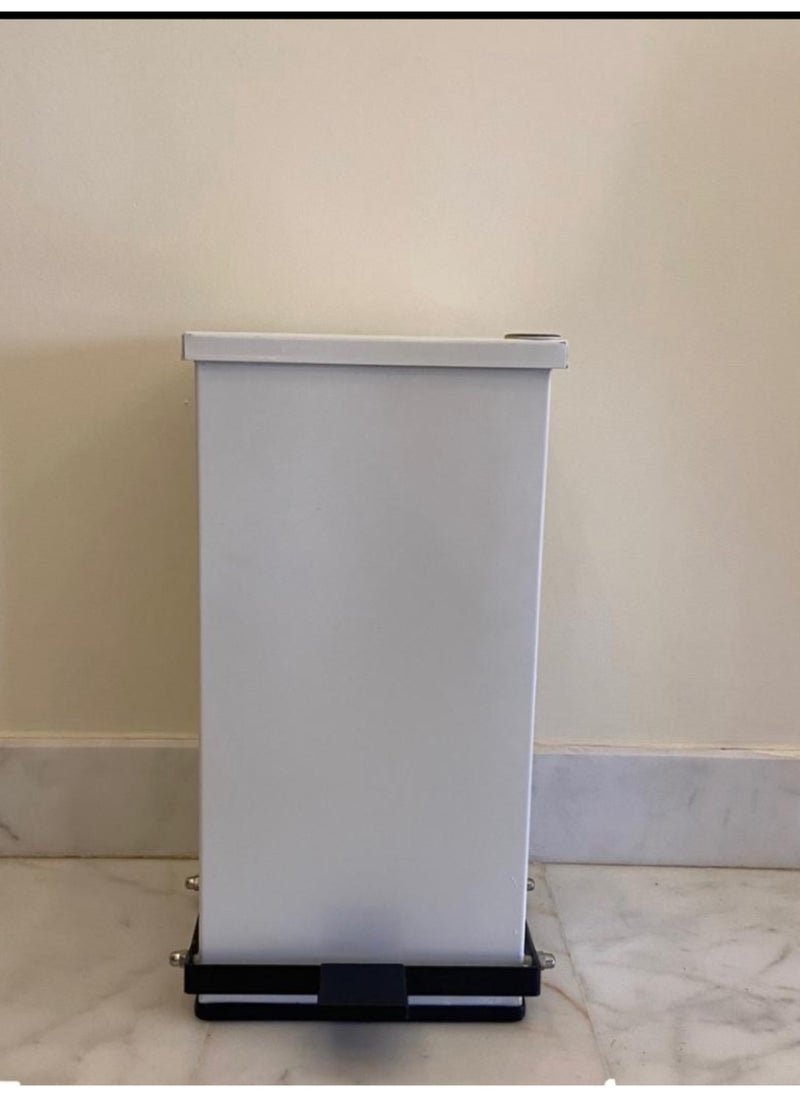 Generic trash bin  - Image 1