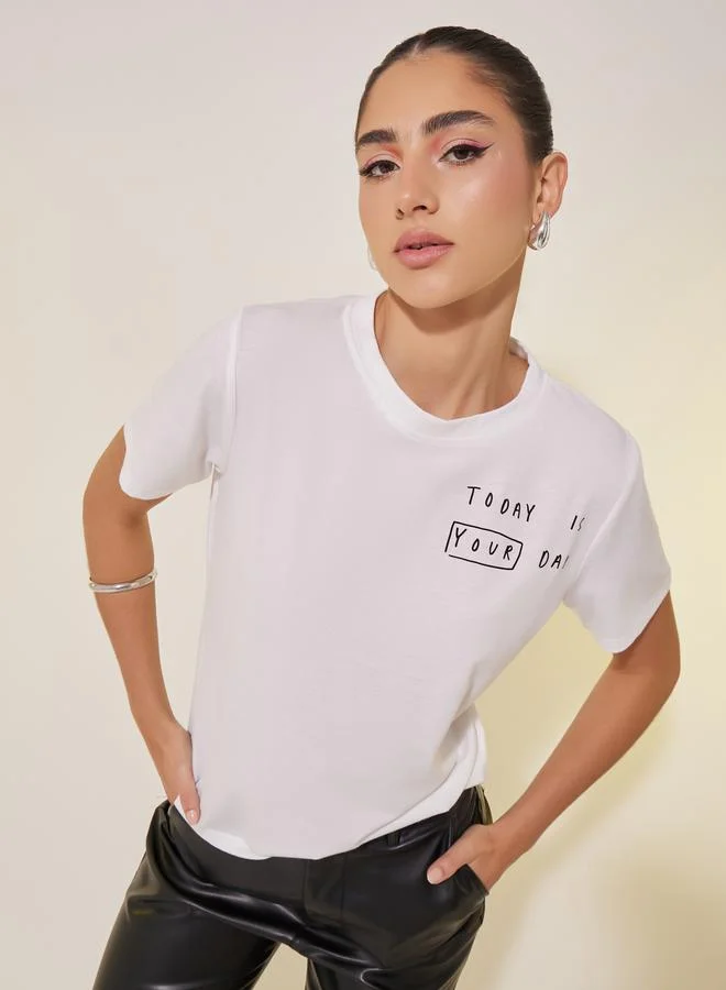 تايك تو تيشيرت بطباعة شعار ورقبة دائرية وأكمام قصيرة