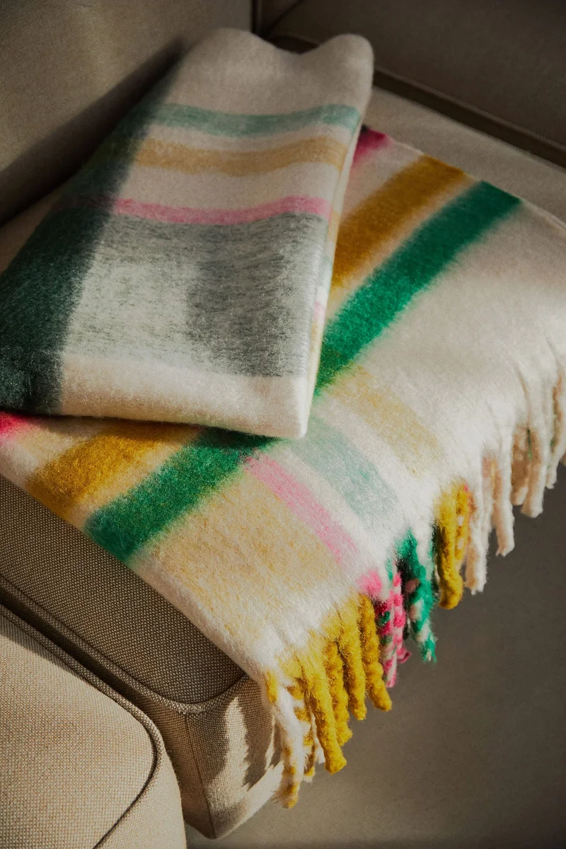 اتش اند ام بطانية منقوشة