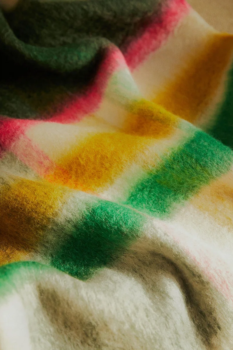 اتش اند ام بطانية منقوشة