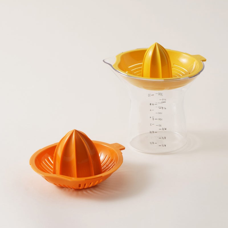 OXO plastic citrus juicer with measuring cup 350ml, 5.2"* 5.7"* 8.5" - Image 2
