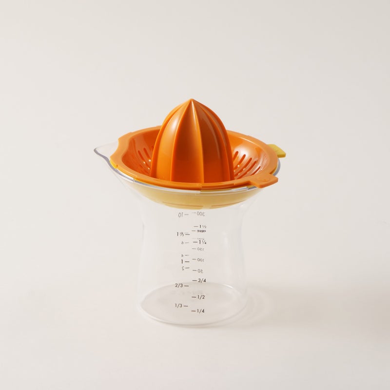 OXO plastic citrus juicer with measuring cup 350ml, 5.2"* 5.7"* 8.5" - Image 1