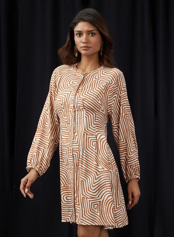 جلو باص فستان قصير بطبعة تجريدية وياقة ماندارين