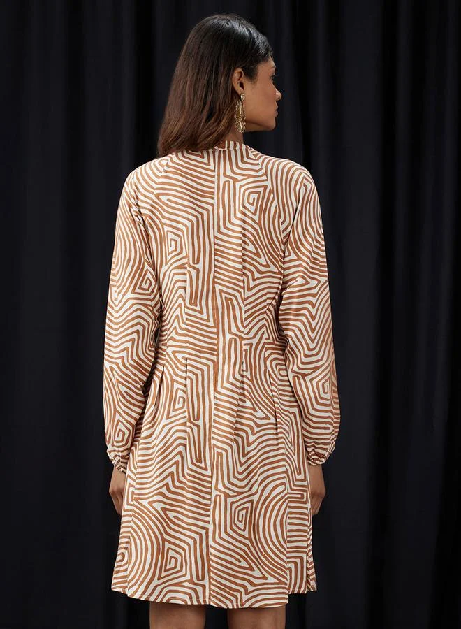 جلو باص فستان قصير بطبعة تجريدية وياقة ماندارين