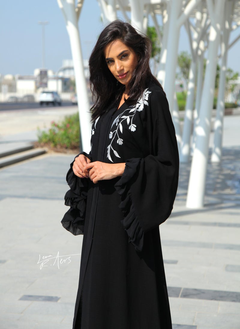 النخبة عباية بتصميم مذهل مطرزة بأوراق شجر باللون الأسود - Image 3