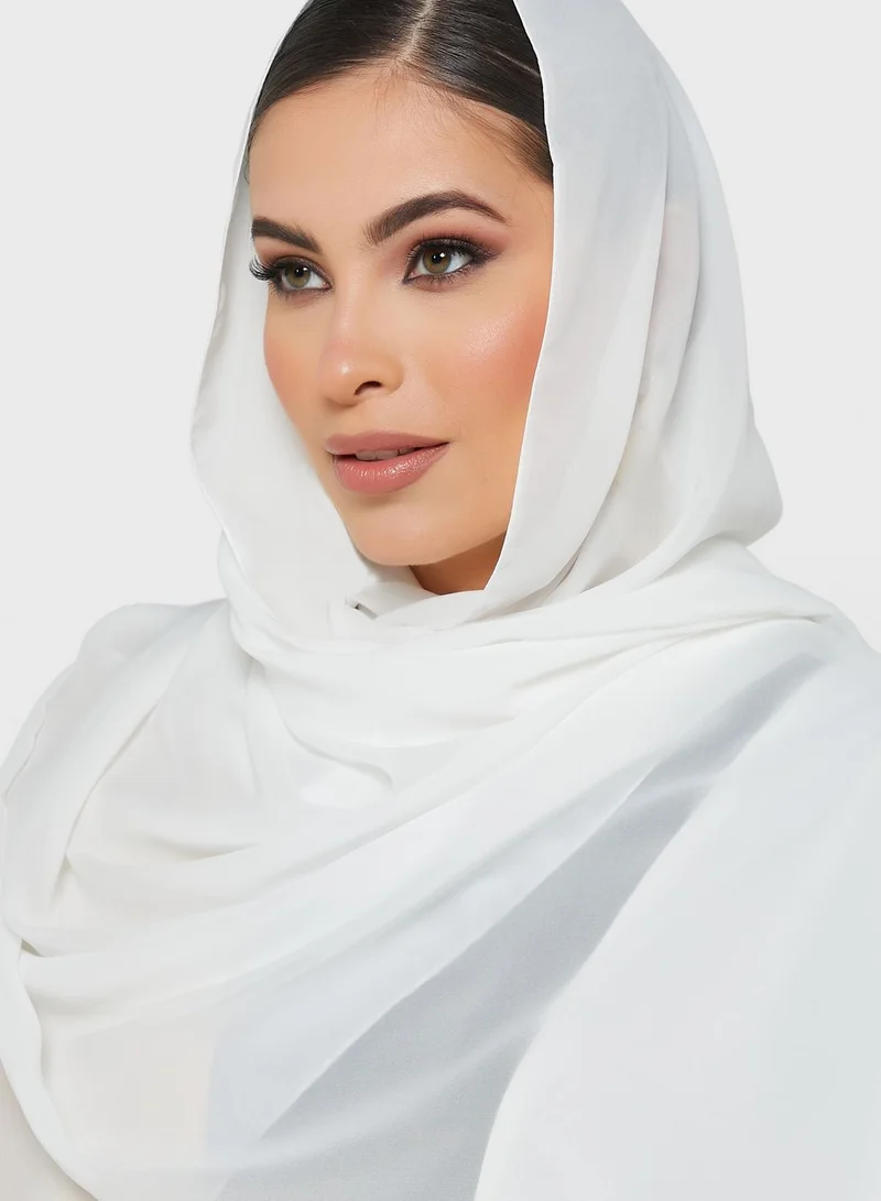 هيا كلوزيت عباية بأكمام كيب وتفاصيل ملونة