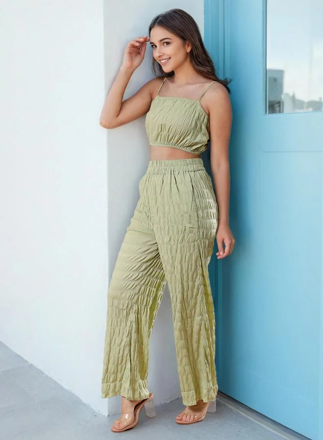 مرفوعة طقم بلوزة قصيرة بنسيج أخضر مع بنطال بأرجل واسعة