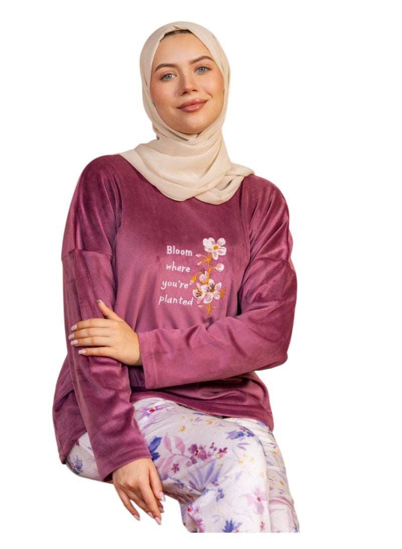 بيجامة شتوي قطيفة تيشيرت بتصميم شعار و بنطلون بنقشة زهور للنساء - Image 4