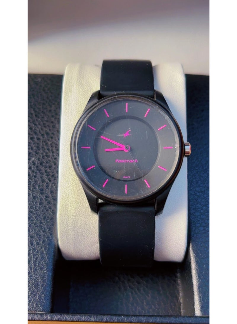 ساعة فاستراك ترينديز ذات المينا السوداء التناظرية للنساء/الفتيات (68007PP02) - مستعملة، بحالة ممتازة (تبدو كالجديدة تماماً)