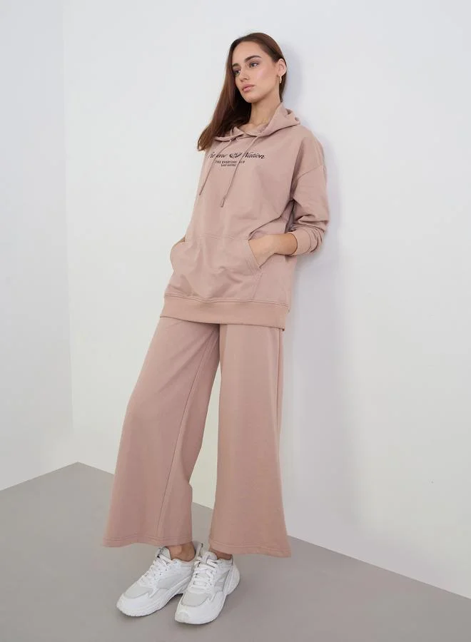 ستايلي طقم منسق من هودي واسع مطبوع مع جوغر