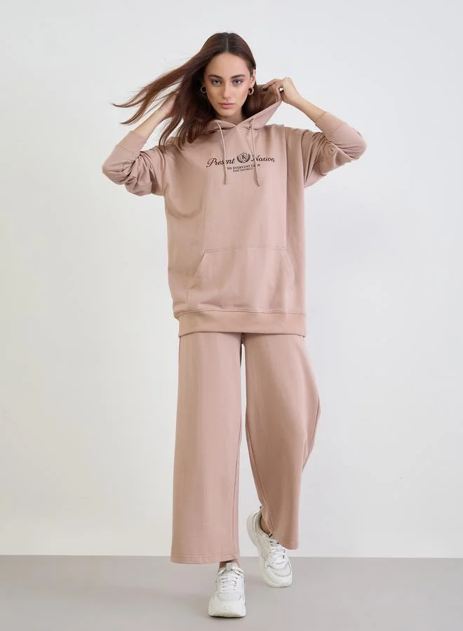 ستايلي طقم منسق من هودي واسع مطبوع مع جوغر