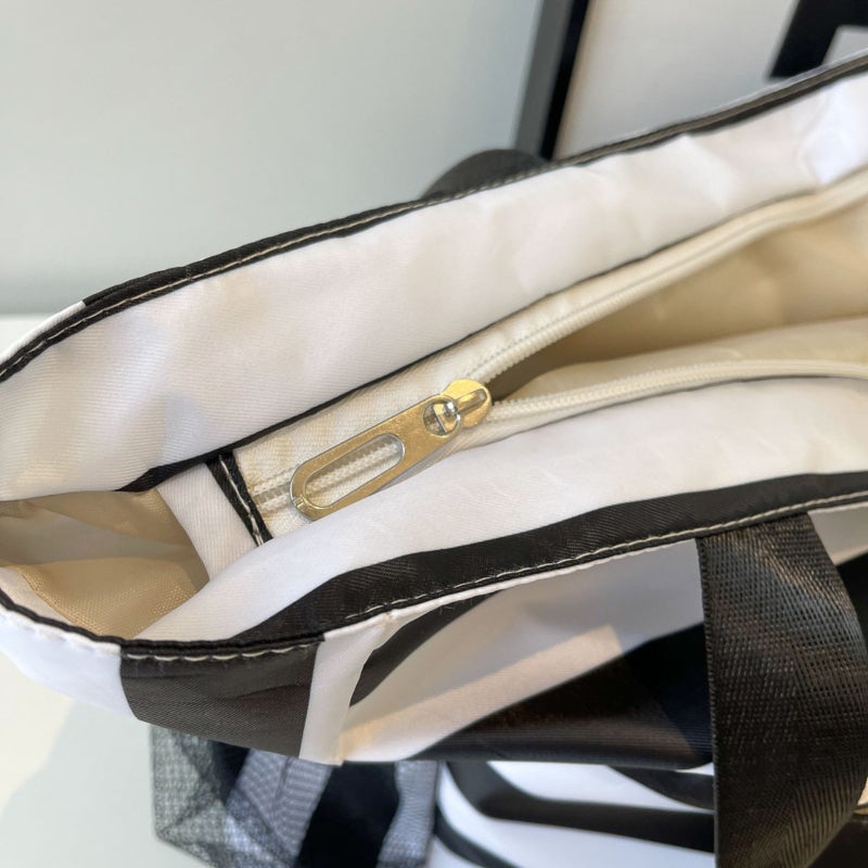 حقيبة شاطئ كبيرة 43 × 38 × 15 سم - حقيبة شاطئ متينة بسحاب مصنوعة من قماش البوليستر المقاوم للماء مع جيوب تخزين متعددة للنساء للاستخدام في الشاطئ وصالة الألعاب الرياضية والمسبح والسفر والتسوق والنزهات. - Image 4