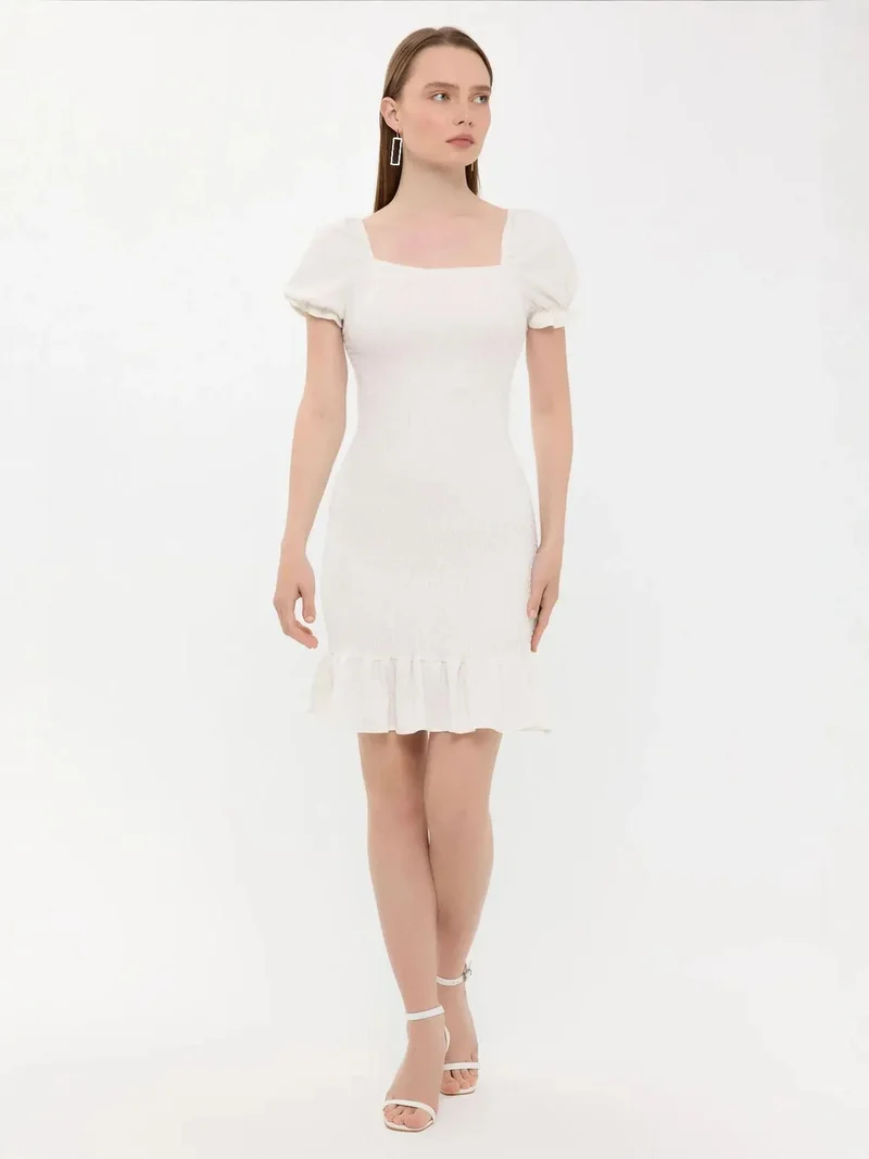 زوبعة فستان قصير بياقة مربعة مكشكشة وأكمام منفوشة