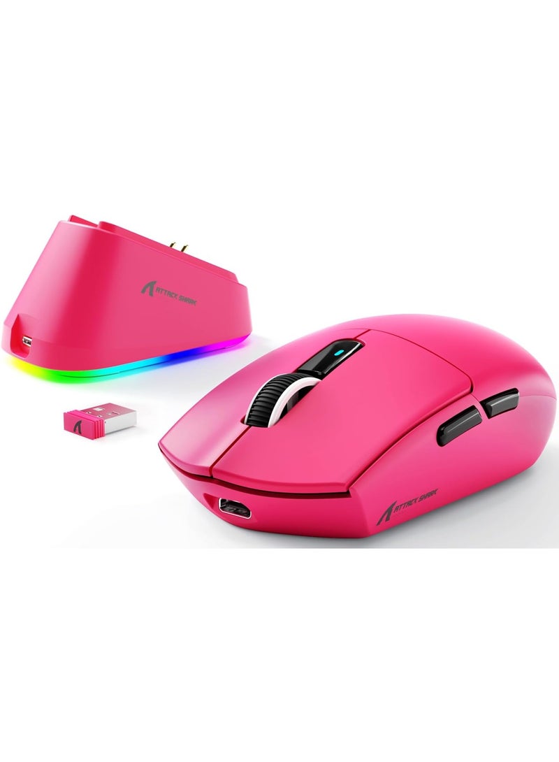 هجوم القرش ماوس ألعاب لاسلكي G3PRO مع قاعدة شحن مغناطيسية، مستشعر PixArt PAW3311، دقة تصل إلى 25000 نقطة في البوصة، بلوتوث/2.4 جيجاهرتز/سلكي، 100 مليون نقرة، 500 مللي أمبير/ساعة، 59 جرام، فأرة فائقة الخفة لأجهزة الكمبيوتر/إكس بوكس/ماك - لون أحمر توتي وشريط لاصق - Image 1