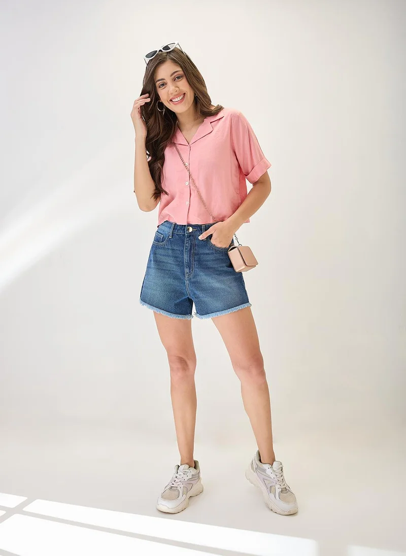 جلو باص شورت جينز نسائي جلوبس بقصة ضيقة وخصر متوسط وحافة ممزقة