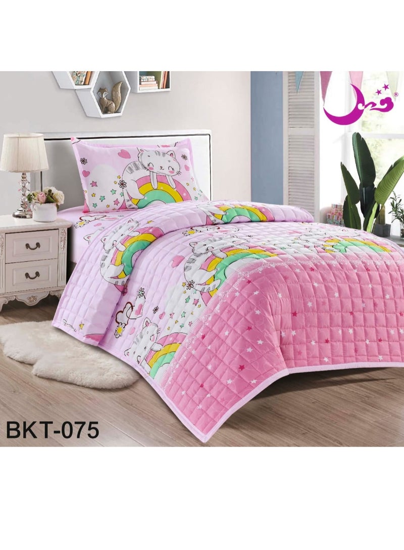 Moon Children's drawings compressed bedspread for one and a half people. Add a dose of vitality to your little ones' room decor by purchasing this beautiful bedspread. 