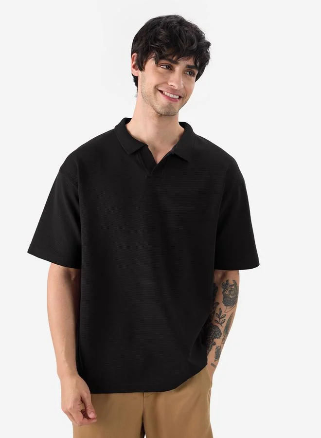 ذا سوليد ستور تيشيرت بولو محبوك واسع بتفاصيل بارزة الملمس