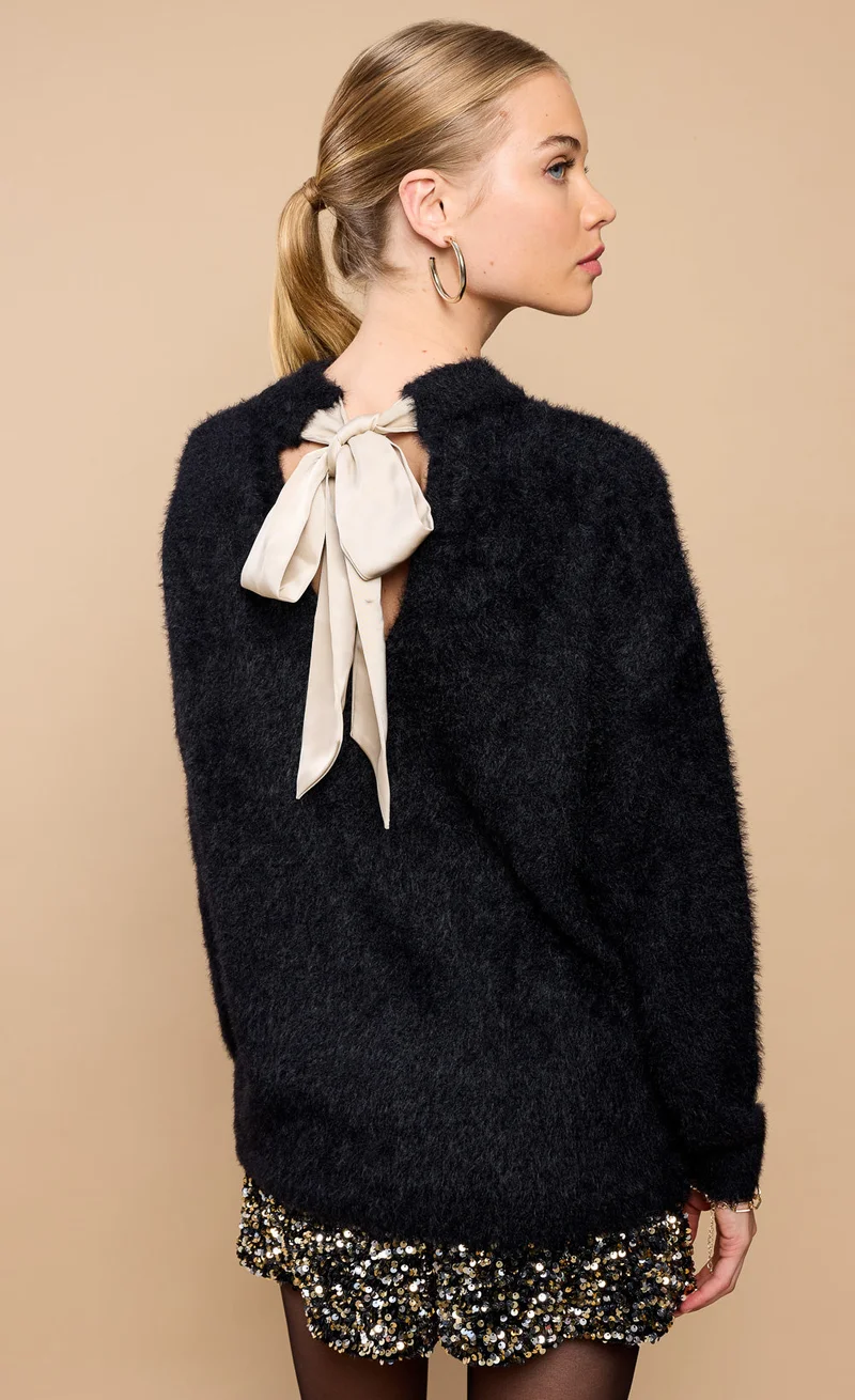 ليتل مسترس كنزة سوداء ناعمة بفيونكة