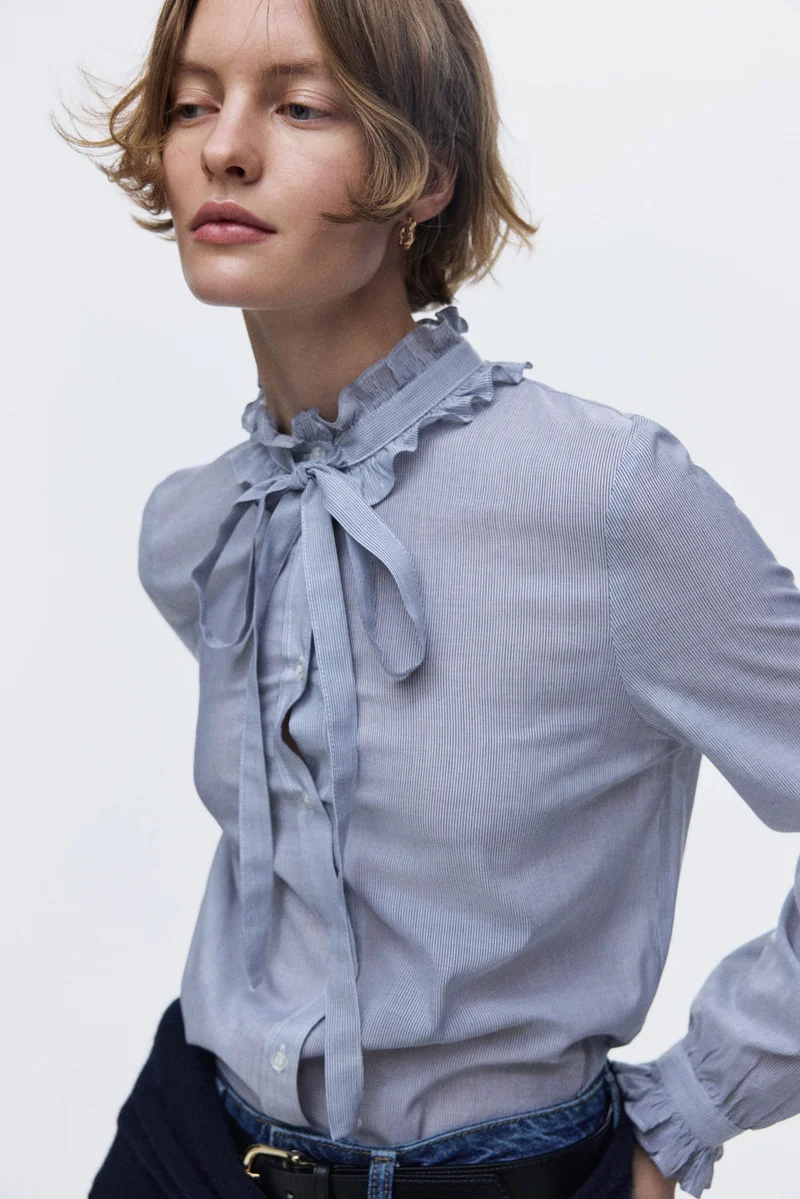 اتش اند ام بلوزة مزينة بحواف مكشكشة