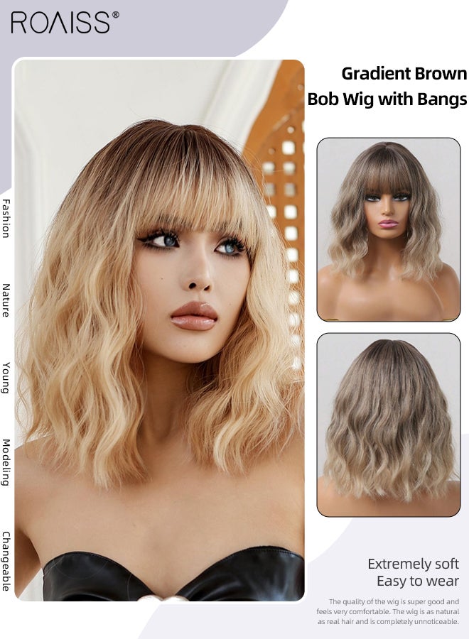 رويس باروكة شعر بني متدرج قصير ومموج للنساء مع غرة، شعر صناعي متعدد الطبقات طبيعي مقاوم للحرارة، مناسب للحفلات اليومية والتنكرية، بطول 35 سم (14 بوصة) - Image 1