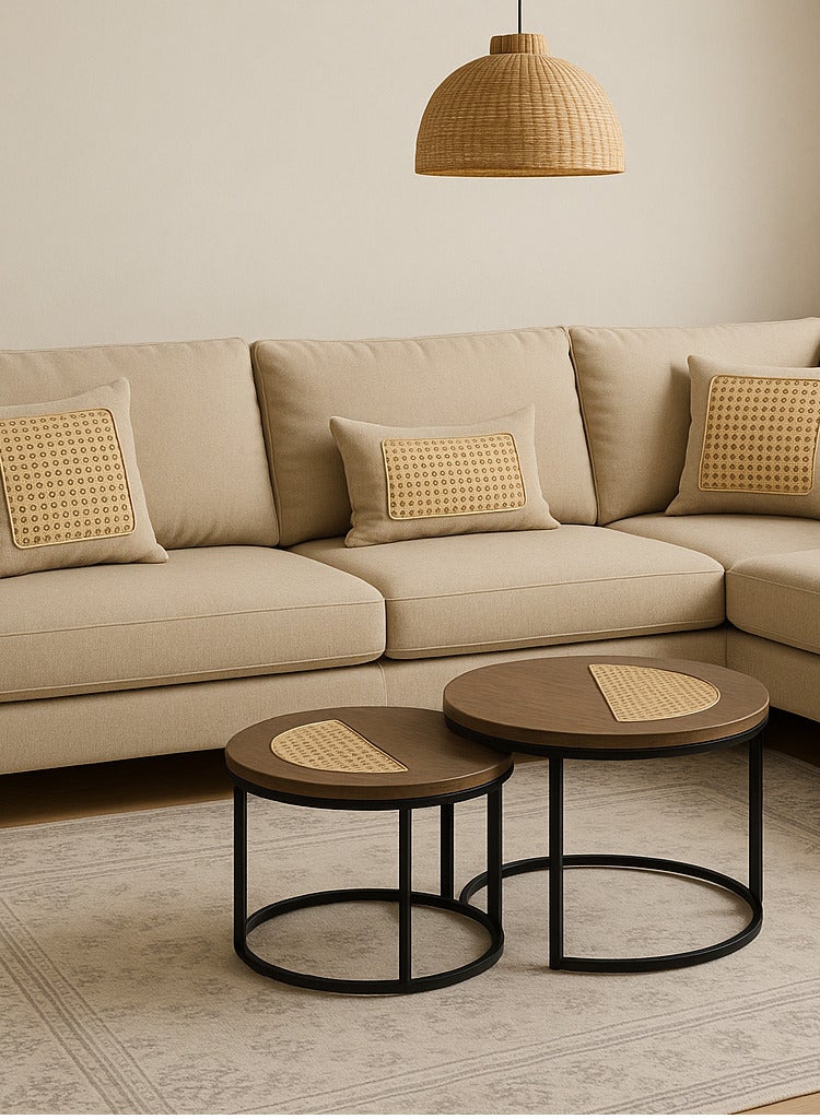 شي ون طقم طاولات قهوة دائرية من SHEE ONE بتصميم خشب طبيعي فاخر وسطح قشّ أنيق |2 قطع عملية للمجالس والصالات | طاولة ديكور وضيافة قابلة للتداخل لتوفير المساحة | أرجل معدنية متينة | الأبعاد:  الطاولة الكبيرة 70×45 سم، الطاولة الصغيرة 50×38 سم - Image 2