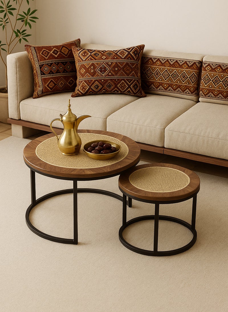 شي ون طقم طاولات قهوة دائرية من SHEE ONE بتصميم خشب طبيعي فاخر وسطح قشّ أنيق |2 قطع عملية للمجالس والصالات | طاولة ديكور وضيافة قابلة للتداخل لتوفير المساحة | أرجل معدنية متينة | الأبعاد:  الطاولة الكبيرة 70×45 سم، الطاولة الصغيرة 50×38 سم - Image 1