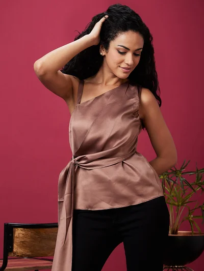 جلو باص بلوزة نسائية بكتف مكشوف ورباط