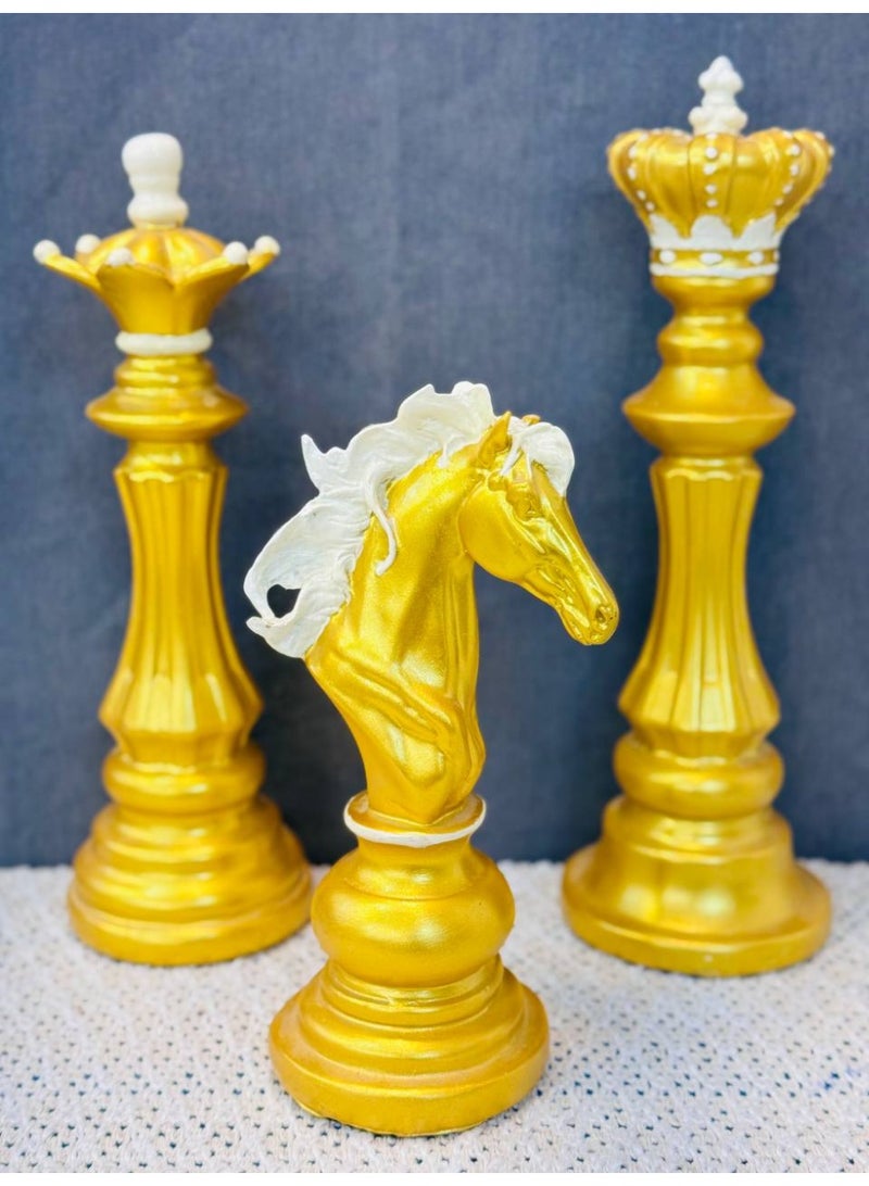 NAMA This Is A Luxurious Chess Set Featuring Large, Meticulously Designed Pieces That Combine Elegance And Grandeur. The Pieces Are Crafted From A High-Quality Resin Material And Are Fully Coated In A Brilliant Gold Finish, Giving Them A Majestic Feel. The Details Are Highlighted In Elegant White, Such As The Crowns On The King And Queen And The Flowing Mane Of The Knight