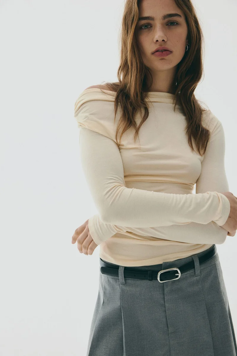 اتش اند ام بلوزة بكتف واحد بتصميم منسدل