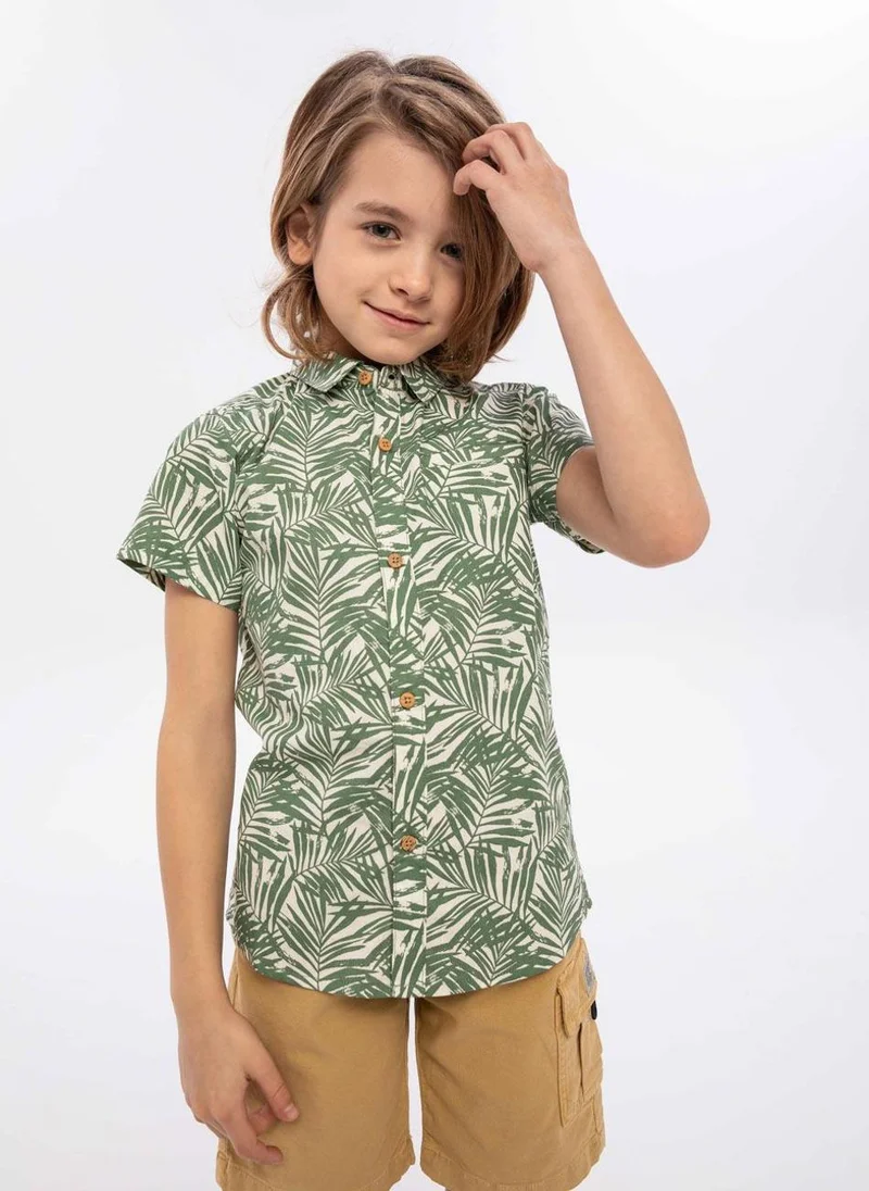 مينوتي قميص أولاد بنصف كم بطبعة نخيل وأزرار أمامية