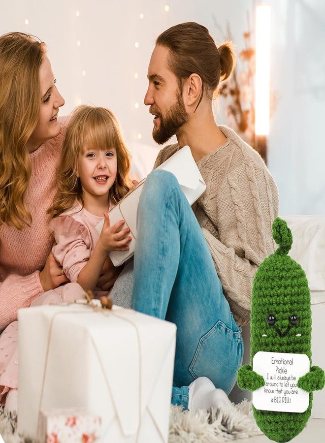 دمية دافوريت الصغيرة المرحة على شكل مخلل، دمية صوف محبوكة بطول 3 بوصات مع بطاقة لإضفاء البهجة على صديقاتك في عيد الحب وهدايا عيد الحب وتزيين الحفلات، مخلل كروشيه لطيف ومعبر لأعياد الميلاد وعيد الفصح - Image 2