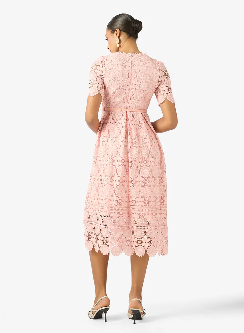 ايلا فستان دانتيل بقصة