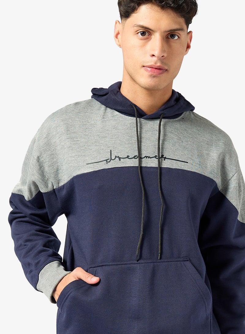 سفنتي فايف بيسيكس هودي بطبعة جرافيك - Image 3