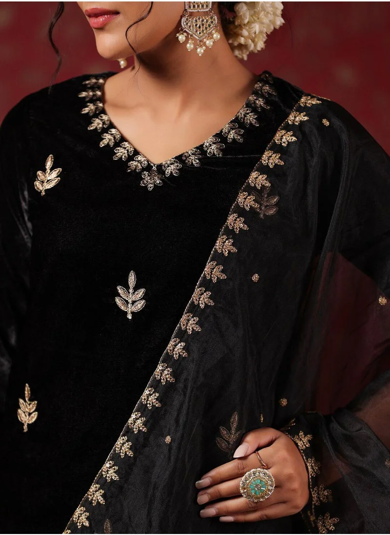 آي شين Women's Ethnic Wear VELVET BLACK STRAIGHT Kurta Set with Dupatta