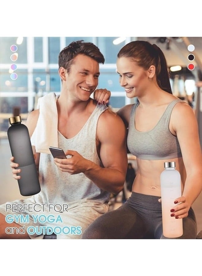 زجاجة ماء للترطيب سعة 1 لتر - زجاجة رياضية محمولة مع ماصة للجري والمشي لمسافات طويلة والتخييم والتسلق - بلاستيك خفيف الوزن - للبالغين والأطفال - لون عشوائي - Image 5