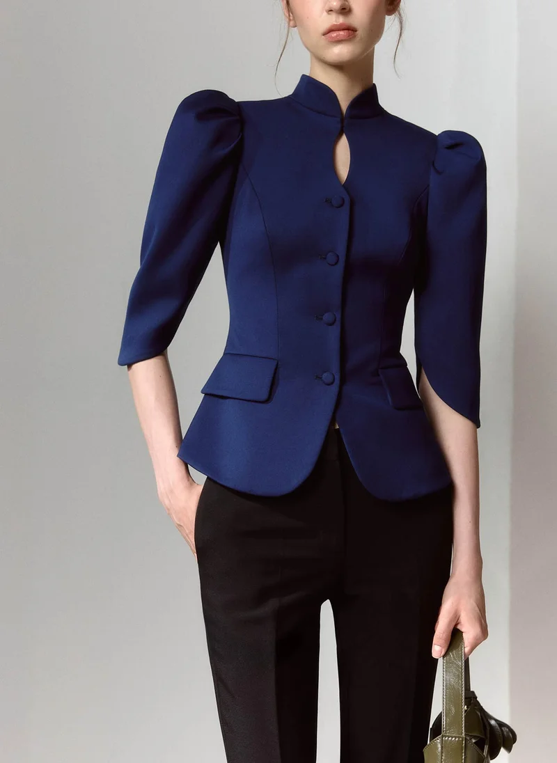 Single-breasted jacket with a teardrop neckline and cropped sleeves