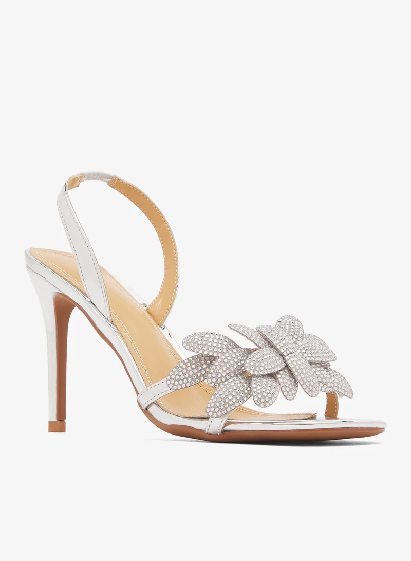 نمشي x صنادل بكعب عالٍ لامعة بتفاصيل حجر الراين فضي